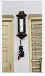 eine Uhr, die an einer Wand neben zwei Türen hängt in der Unterkunft Cheerful in Kānpur