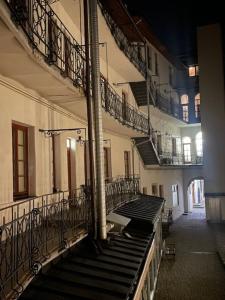 班斯卡-比斯特里察Apartmán Pistácia 2 priame centrum BB的一座带楼梯和阳台的空走廊