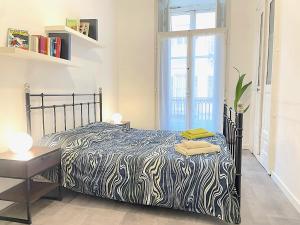 トリノにあるAnselmo Maxのベッドルーム1室(ベッド1台、テーブル、窓付)
