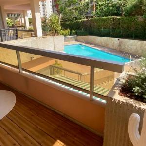 uma piscina no convés de uma casa em MONACO # MENTON - POOL - PRIVATE PARKING - CLIM - FULL RENOVATED - Beach & Sun - em Roquebrune-Cap-Martin