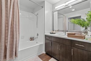 y baño con bañera, lavamanos y ducha. en Spacious 2BDR in Marina Del Rey, en Los Ángeles
