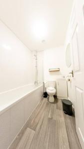 Fotografie z fotogalerie ubytování Special Offer! Harton House - Perfect for Contractors & Groups - Long Stays Welcome - Driveway Parking, Fast Wifi, SmartTV with Netflix by Yoko Property v destinaci Redcar
