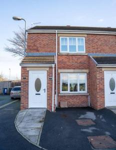 Fotografie z fotogalerie ubytování Special Offer! Harton House - Perfect for Contractors & Groups - Long Stays Welcome - Driveway Parking, Fast Wifi, SmartTV with Netflix by Yoko Property v destinaci Redcar