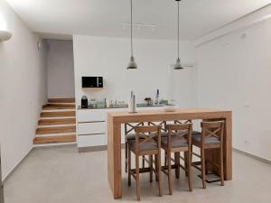 cocina con mesa de madera y sillas en Casa Delle Volte Perugia, en Perugia