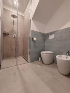 ペルージャにあるCasa Delle Volte Perugiaのシャワー、トイレ、洗面台を備えたバスルーム