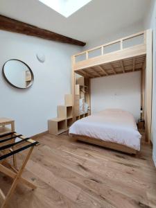 - une chambre avec des lits superposés et un miroir dans l'établissement Casa Delle Volte Perugia, à Pérouse