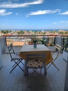 - Balcón con mesa y 2 sillas en LA TORRE DEL GABBIANO, en Pescara