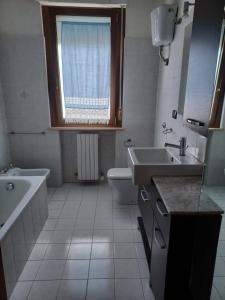 baño con aseo y ventana en LA TORRE DEL GABBIANO, en Pescara