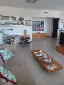 sala de estar con sofá y mesa de centro en LA TORRE DEL GABBIANO, en Pescara