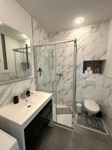 バイロイトにあるFerienwohnung Valik Sommeraktion 2025のシャワー、洗面台、トイレ付きのバスルーム