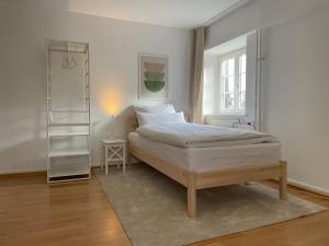1 dormitorio con 1 cama grande y 1 lámpara en Wohnung mit 3 Schlafzimmern, Dachterrasse und Flussblick, en Ühlingen-Birkendorf