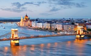 une vue sur un pont sur une rivière avec des bâtiments dans l'établissement Smart Apartment 2, à Budapest