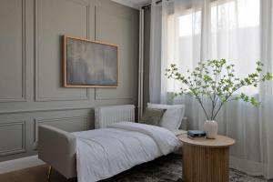 ヴァランスにあるLogement 1 chambre Basse Ville 2 min hypercentreのベッドとテーブルと窓のある寝室