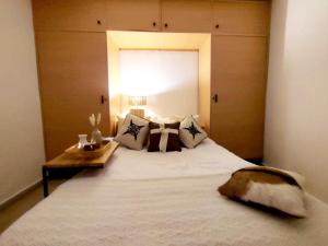 Ideal Appart Marsa Les Palmiers客房内的一张或多张床位