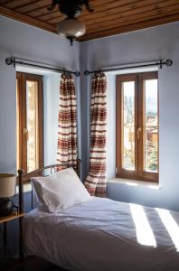 - une chambre avec un lit et 2 fenêtres dans l'établissement Gorianades Traditional House III, à Gorianádhes