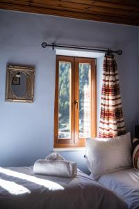 - une chambre avec 2 lits et une fenêtre dans l'établissement Gorianades Traditional House III, à Gorianádhes