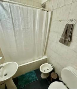 y baño con aseo, lavabo y ducha. en Lacroze Departamento Buenos Aires en Buenos Aires