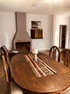 烏拉圭河畔康塞普西翁的住宿－Pecan，一间带木桌和壁炉的用餐室