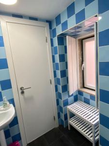 ein Badezimmer mit einer blau-weißen Wand in der Unterkunft Lisbon Lovers in Lissabon