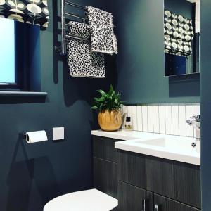 een badkamer met een toilet en een wastafel bij Parkside Lodge - Luxury Coastal Hideaway for Two in Brixham