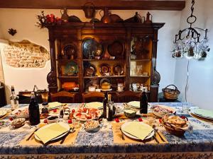 Montebello degli Olivi في تشيوسي: طاولة عليها صحون وطعام