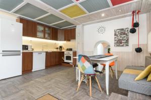 a kitchen and living room with a table and chairs at Villa Kaja Bansko in Bansko
