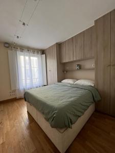 ein Schlafzimmer mit einem großen Bett in einem Zimmer in der Unterkunft Appartement à 10mn de Paris - PUTEAUX in Puteaux