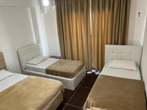Postel nebo postele na pokoji v ubytování Fishta Apartment Q6 47