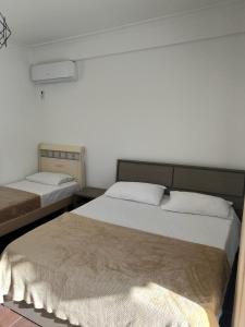 Postel nebo postele na pokoji v ubytování Fishta Apartment Q6 47