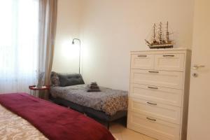 een slaapkamer met een bed en een dressoir bij Il Nido di Marirò in La Spezia