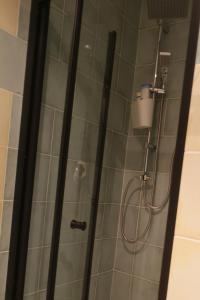 een douche met een glazen deur in de badkamer bij Il Nido di Marirò in La Spezia
