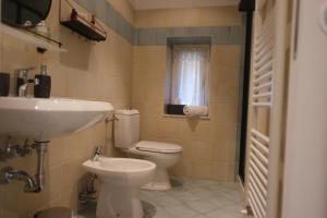 een badkamer met een toilet en een wastafel bij Il Nido di Marirò in La Spezia