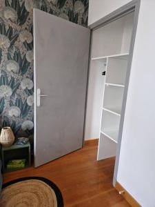 una puerta abierta a una habitación con armario en Appartement Montceau-Les-Mines, en Montceau-les-Mines