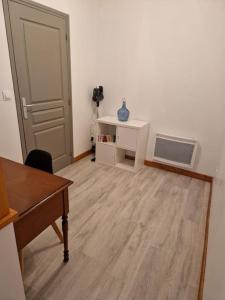 una habitación con una puerta y una mesa en Appartement Montceau-Les-Mines, en Montceau-les-Mines
