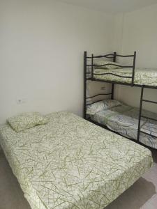 - une chambre avec 2 lits superposés dans l'établissement Apartamento en Vinaros, à Vinaròs