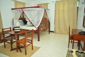een slaapkamer met een bed met een tent erop bij La Neisha Hotel Zanzibar in Stone Town