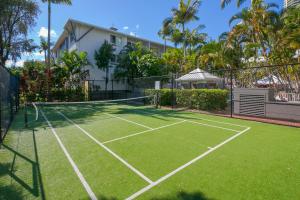 una pista de tenis frente a una casa en Bay Lodge Apartments en Gold Coast