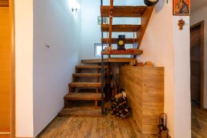 Una escalera en una habitación con un montón de botellas de vino en Vila Kristina, en Andrijevica