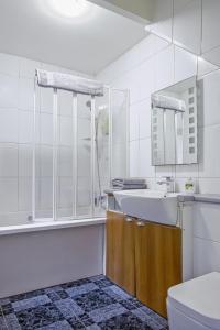 een witte badkamer met een wastafel en een toilet bij 1 bedroom flat with 3 beds,Luton Town and station F3 53 in Luton
