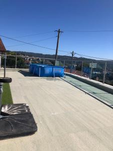 un estacionamiento vacío con barreras azules encima en Terraço d’Aldeia, en São Pedro do Sul