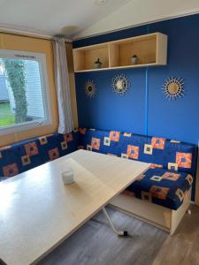 O zonă de relaxare la Mobil home 6 personnes - puy du fou