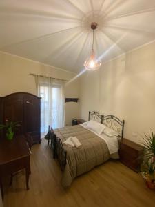 a bedroom with a bed and a table and a lamp at SUTTA L'ARCHI in Alia