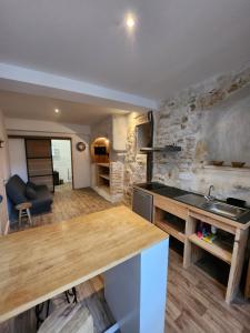 a kitchen with a counter top in a room at Le meublé de Jules et Jade in Casteljaloux +1 photo