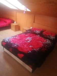 1 dormitorio con 1 cama cubierta de rosas rojas en Villa Barrandovská, en Praga