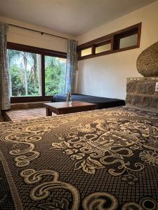 Habitación con alfombra grande en el suelo en Natural Forest en Praia do Rosa