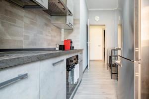 een keuken met een aanrecht en een hal bij A.P. Appartamento o camera in Corsico
