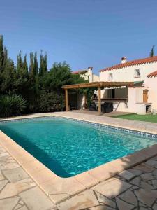 una piscina davanti a una casa di Jolie Villa piscine à 15 min du Barcarès a Salses-le-Château