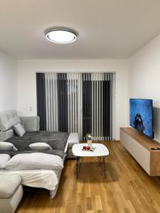 uma sala de estar com uma cama e uma mesa em Harmony Living - 10 min to Graz em Lassnitzhöhe