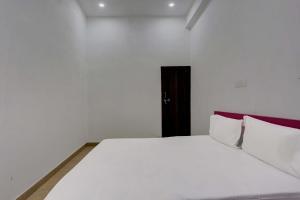 Łóżko lub łóżka w pokoju w obiekcie OYO AR Hotel
