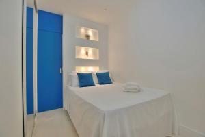 1 dormitorio con 1 cama de color azul y blanco en O melhor Flat do Lake Side en Brasilia